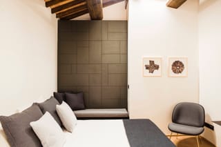 Camera deluxe con balcone con tappezzeria grigia