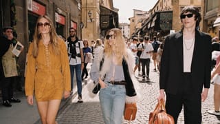 Jóvenes paseando por las calles de Florencia