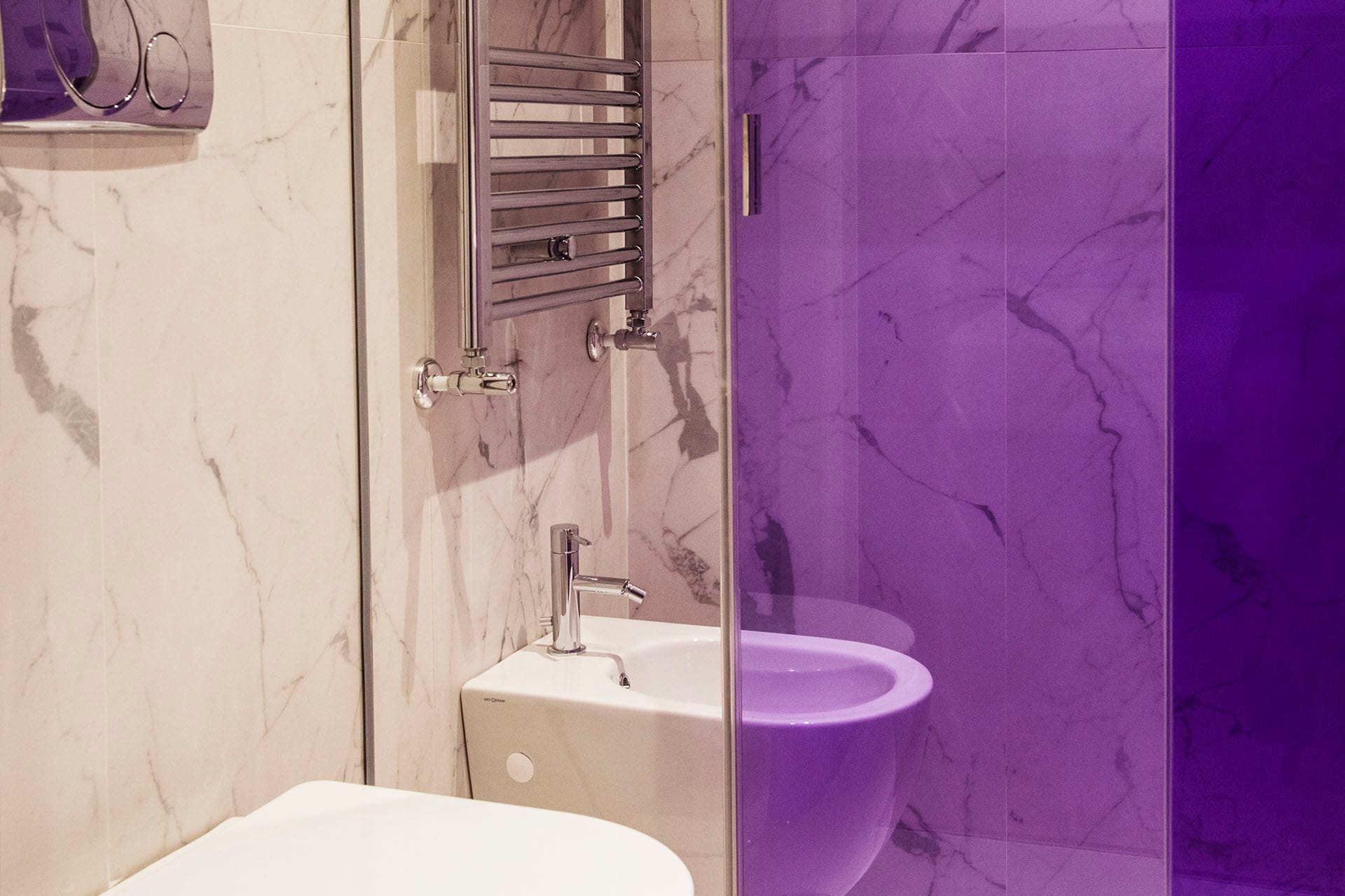 Bathroom detail in the Superior room