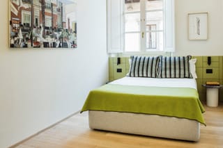 Chambre supérieure à usage simple avec lit double vert