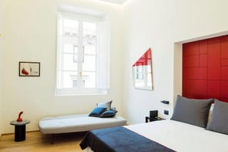 Détail de la chambre deluxe avec lit double et canapé-lit