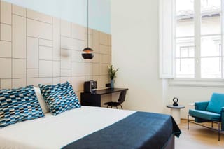 Chambre supérieure avec lit double et couvre-lit bleu
