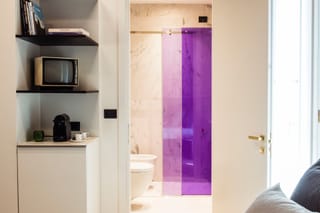 Dettaglio bagno camera deluxe con balcone