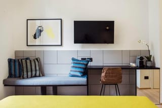 Détail du bureau et du coin détente dans la chambre Supérieure