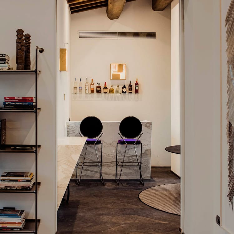 Sala interior con taburetes para el rincón de bar